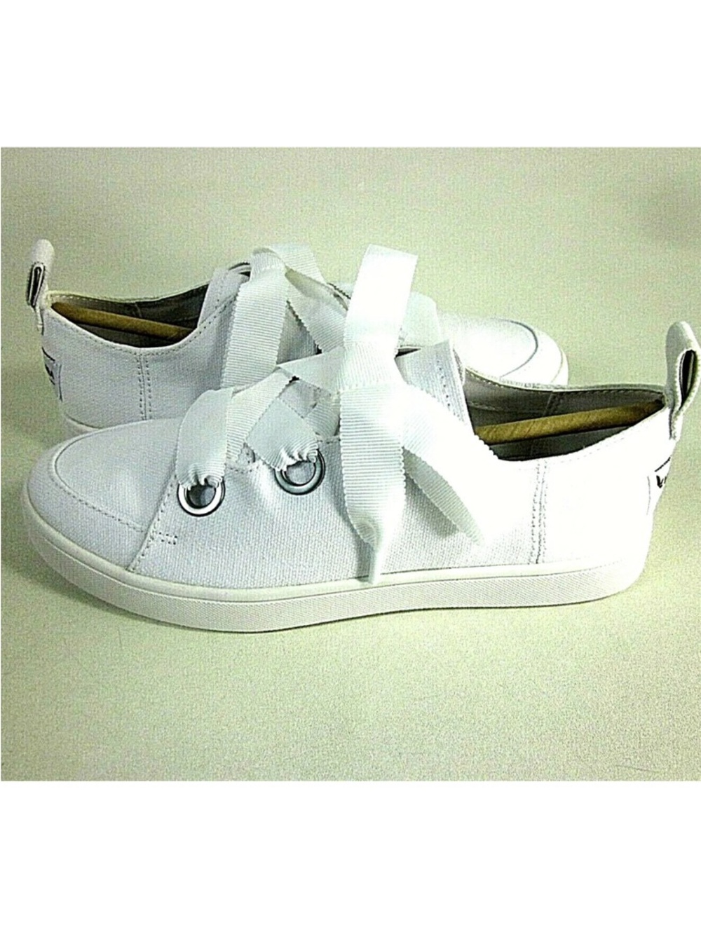 Koolaburra White Canvas Ribbon Lace Low-Top Sneakers Size 9